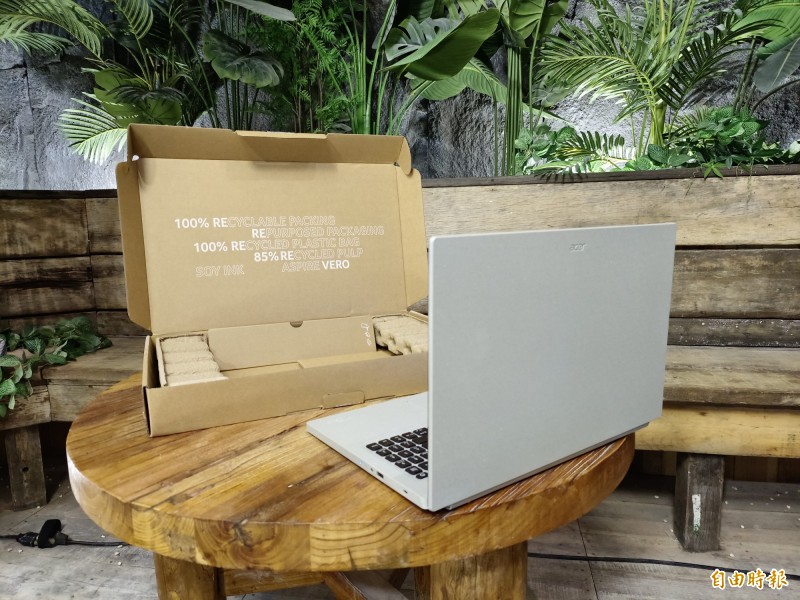 宏碁環保筆電Aspire Vero，不只以再生塑料打造，外包裝亦是100%回收材質。（記者吳佩樺攝）