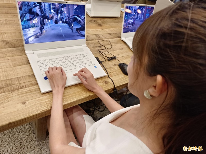 宏碁裸視3D筆電ConceptD 7 SpatialLabs Edition（CN715-73G），售價158,000元。（記者吳佩樺攝）