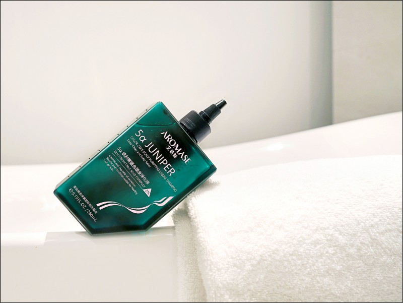 AROMASE艾瑪絲5α捷利爾護色頭皮淨化液，260ml／380元。