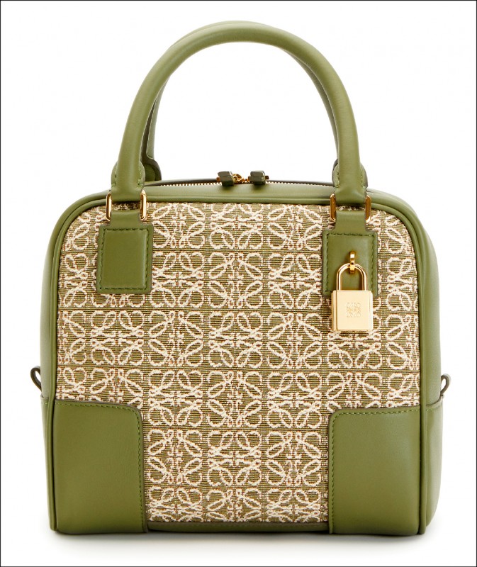 Loewe酪梨綠緹花Amazona Square 19手提包，91,000元。