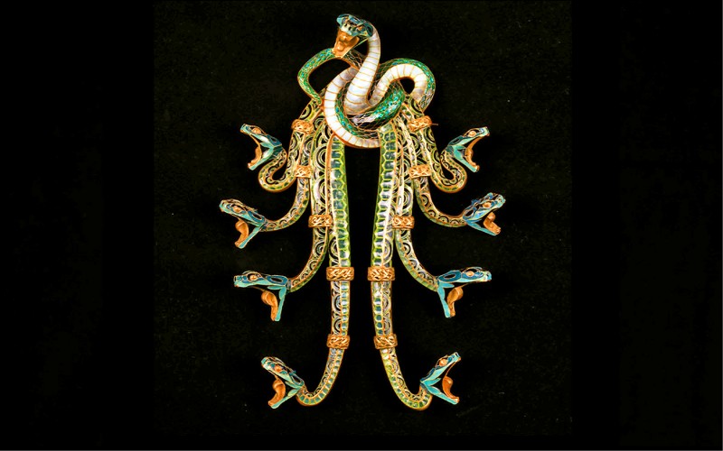 荷內．萊儷作品：九個身軀交纏的蛇胸針。（翻攝自：gulbenkian.pt/museu/en/rene-lalique-room/）