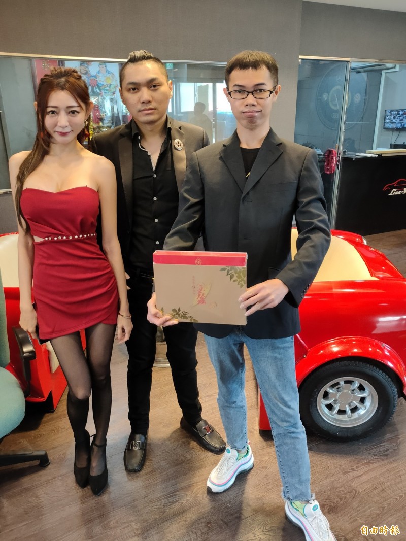 連千毅（中）為鄧佳華接下補品代言；左為日文老師昆妮。（記者鍾智凱攝）