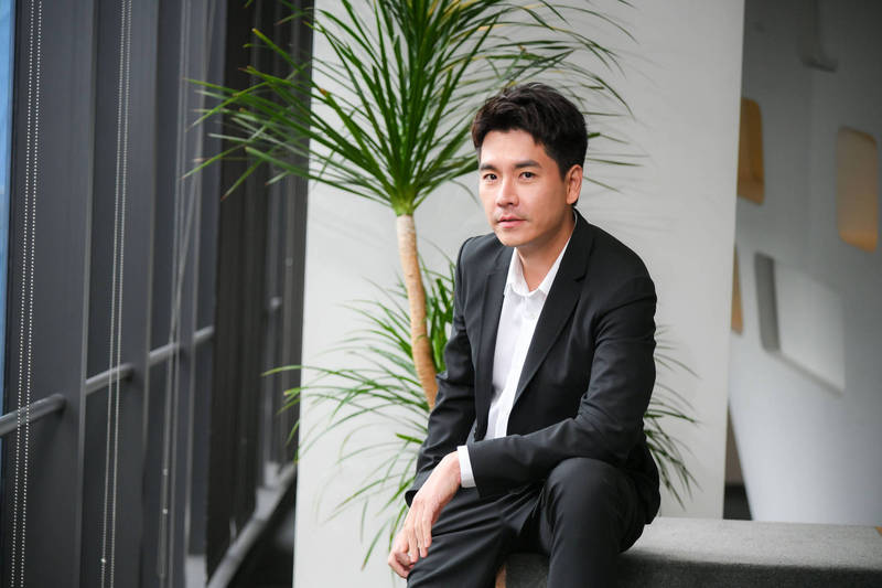 王傳一親民模樣被網友讚翻。（三立提供）（記者蕭方綺攝）