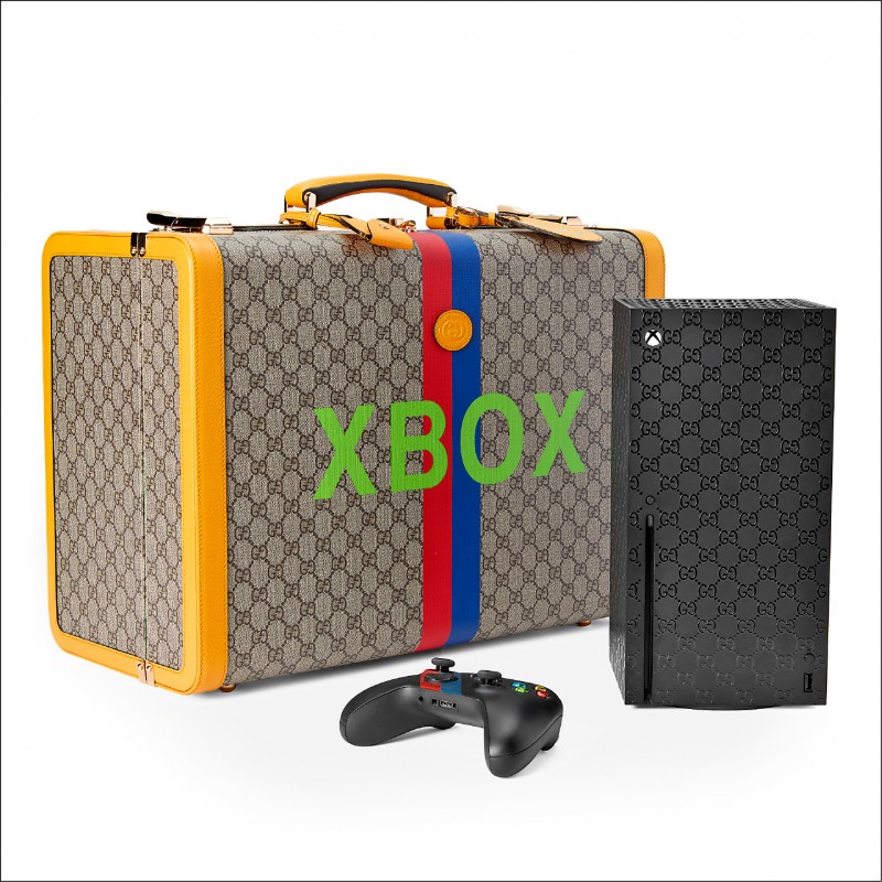 Gucci Xbox Bundle特別版遊戲機套組，有Xbox招牌螢光綠字樣，硬殼箱內部可以容納主機與搖桿等配件。7,000歐元，約台幣223,510元。