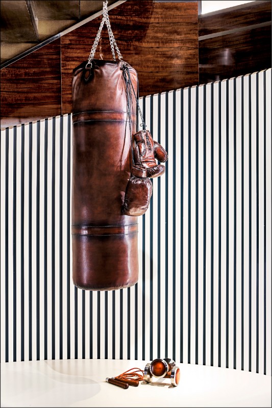 Berluti以傳承的Venezia皮革工藝打造家居作品並接受特別訂製，更延伸至桌遊、運動用品。圖中展示拳擊沙袋，約台幣599,700元；拳擊手套，350,200元。