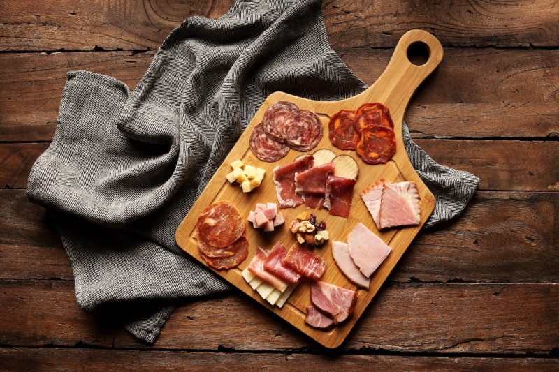 RÒU BY T-HAM 綜合肉拼盤，僅提供來店自取服務，含木托盤759元，須於當天食用完畢，不含木托盤499元，為同類型肉品真空包裝。（RÒU BY T-HAM 提供）