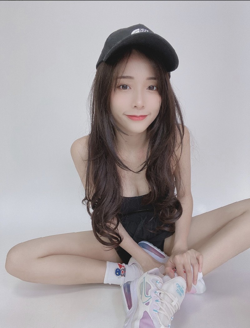 閃 亮 亮 有 著 E 罩 杯 火 辣 身 材.曾 因 性 愛 影 片 外 流 引 發 關 注.(好 亮 世 界) 