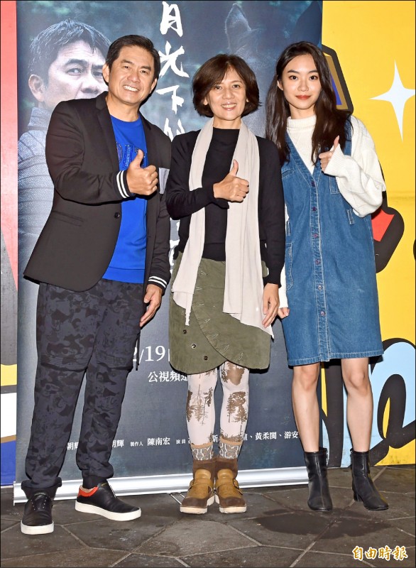 洪都拉斯（左起）劇中拋棄前妻黃柔閩與女兒陳又瑄。（記者宋志雄攝）