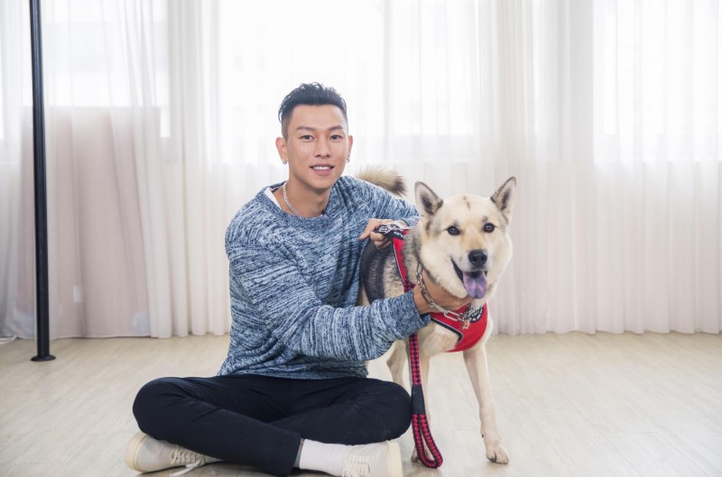 瘦子雖然會過敏，仍相當喜愛毛小孩。（愛最大慈善光協會提供）