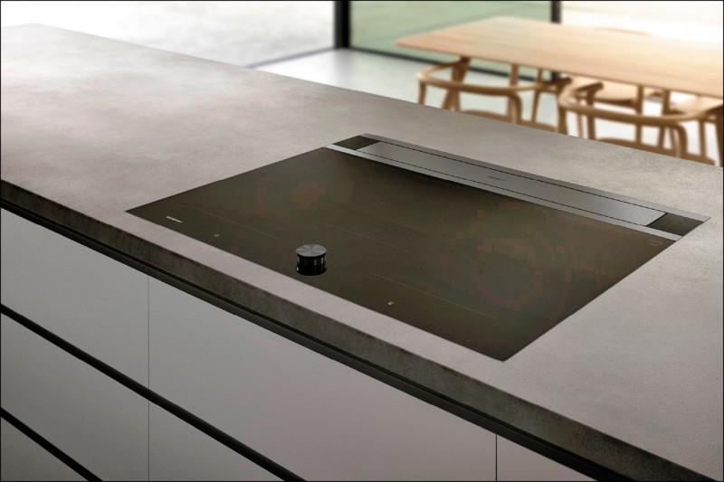 Gaggenau AL200升降檯面式排油煙機，可完全藏於檯面下。