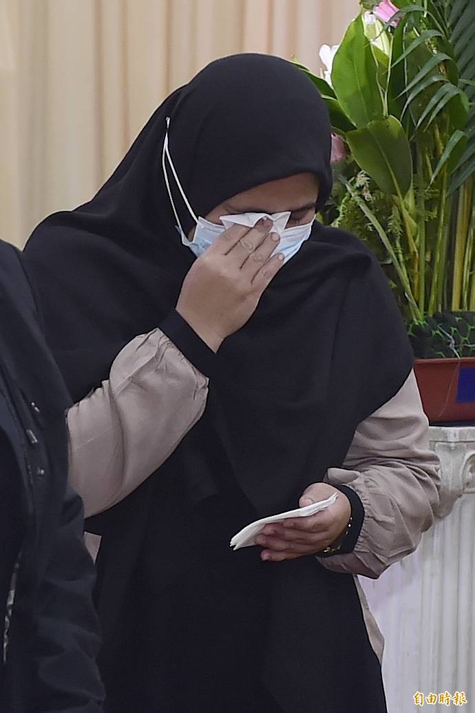 陳松勇家祭儀式，情同父女的看護YULE痛哭。（記者潘少棠攝）