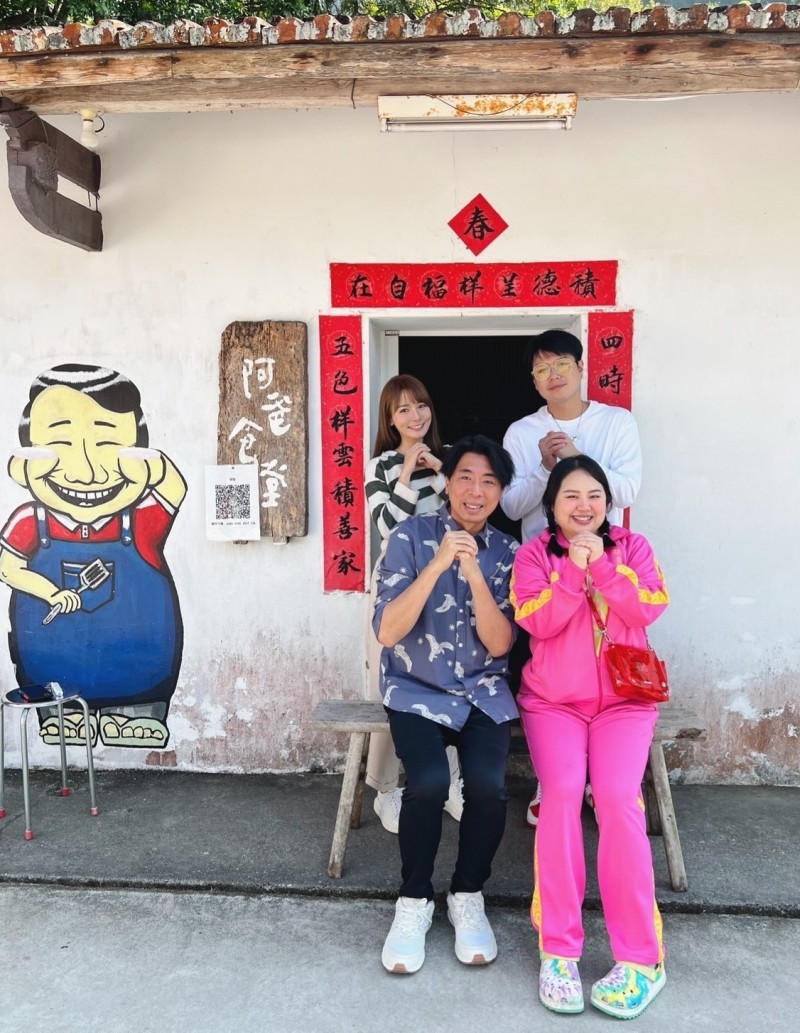 《食尚玩家瘋狂總部》主持人梁赫群、大文、李易及林莎前往南投出外景。（TVBS提供）