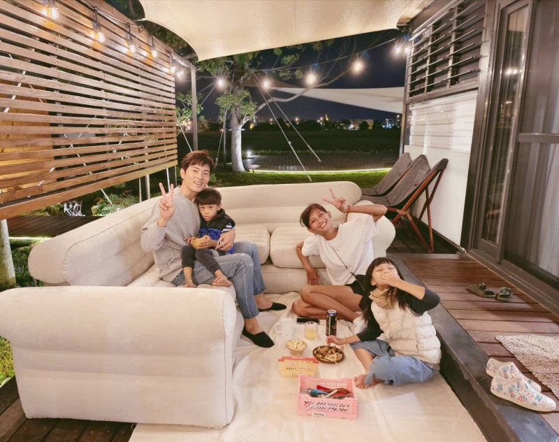 主屋外的空間是宥勝一家人的客廳，所以加上格柵，保留隱私。（喜鵲娛樂提供）