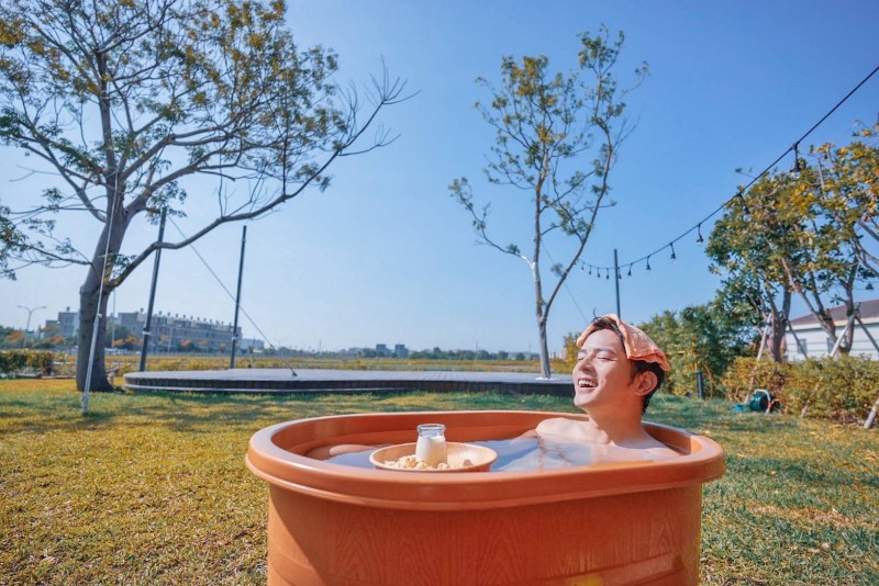 宥勝閒暇時會在庭院泡澡。（喜鵲娛樂提供）