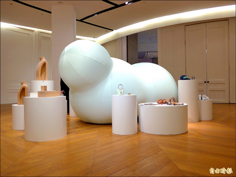 愛馬仕於BELLAVITA藝文專區Art Gallery首度在台呈現春夏配件系列，陳列意象有如氣球上升，傳遞輕盈、輕鬆與自由的感受。（記者方惠宗攝）