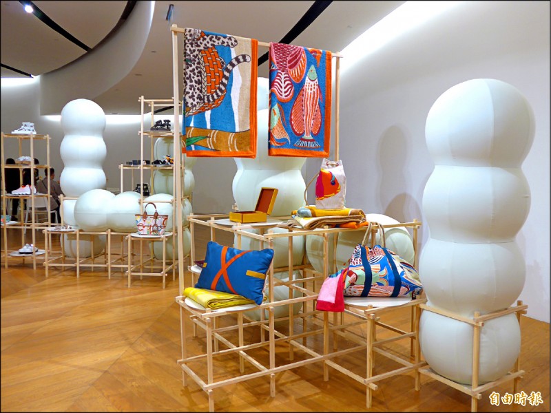 回應對居家舒適與戶外活動的需求，為日常生活、海灘度假而生的品項越顯豐富。圖為展區一隅，可見披毯、靠枕與兒童海灘用具等。（記者方惠宗攝）