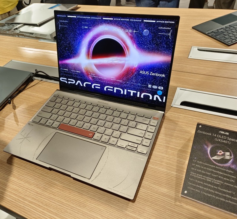 《2022 CES》華碩全球首款17.3吋摺疊筆電現身 加碼太空任務紀念版 - 自由娛樂