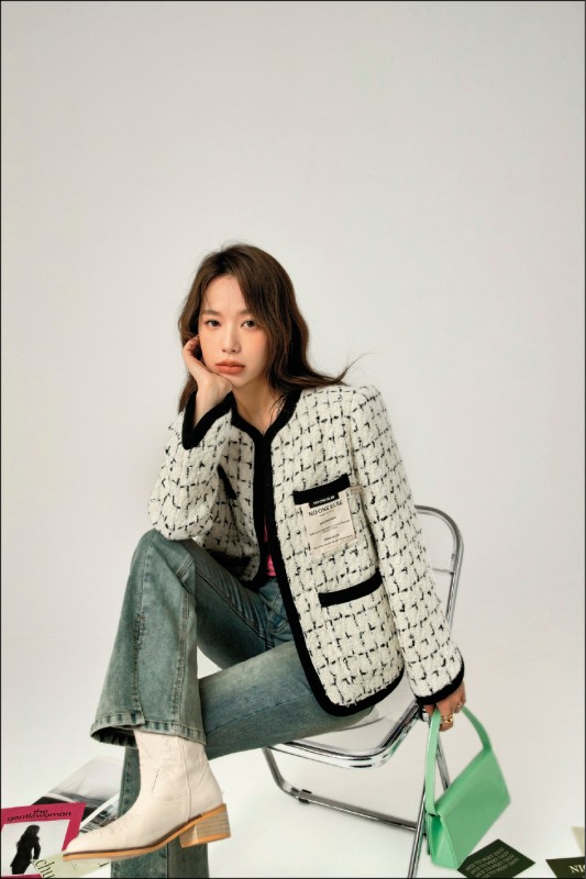 在韓系服裝中，經常可見仿名牌的滾邊針織外套，圖為韓國流行女裝品牌Chuu。（翻攝自：chuu.com.tw）