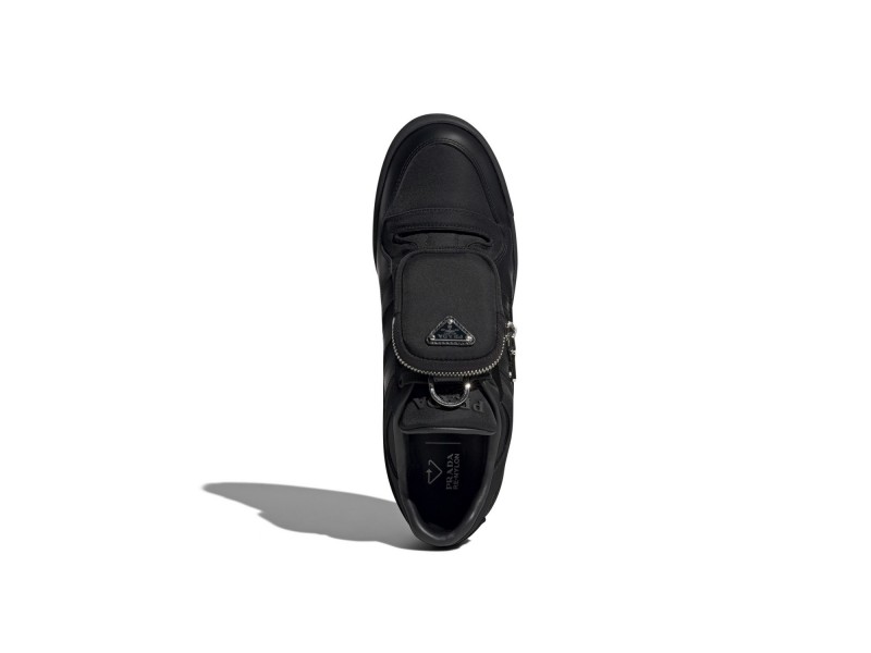 adidas for Prada Re-Nylon Collection聯名Forum鞋款（黑色），30,000元。（adidas提供）