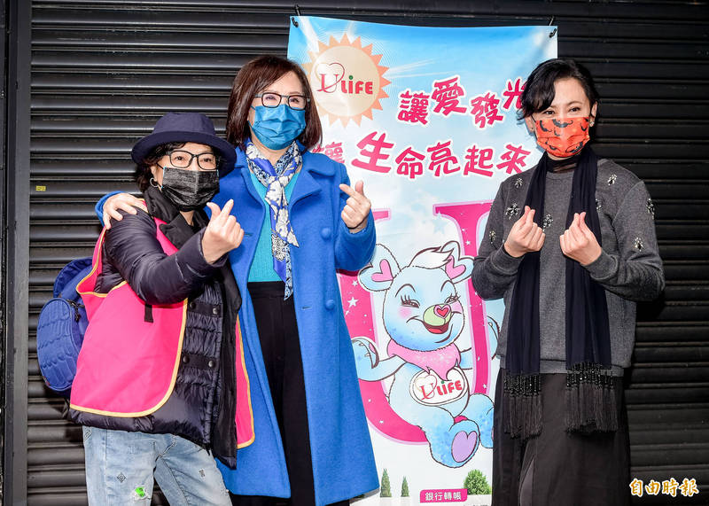陳亞蘭（右）、余湘、紀寶如，寒冬送暖弱勢長者（記者王文麟攝）