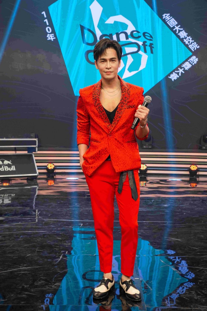 Gino主持《110年全國大專校院熱舞大賽》。（民視提供）