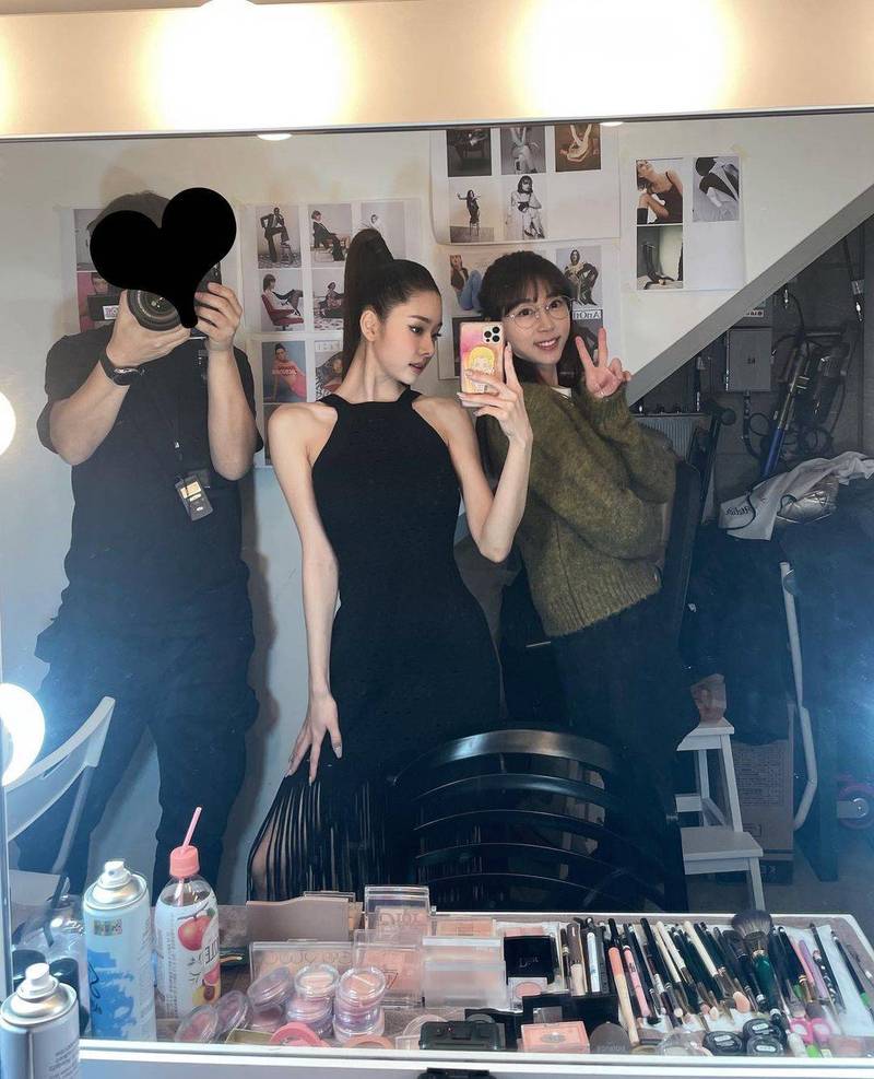強藝元（右）擔任宋智雅的一日經紀人。（翻攝自dear.zia IG）