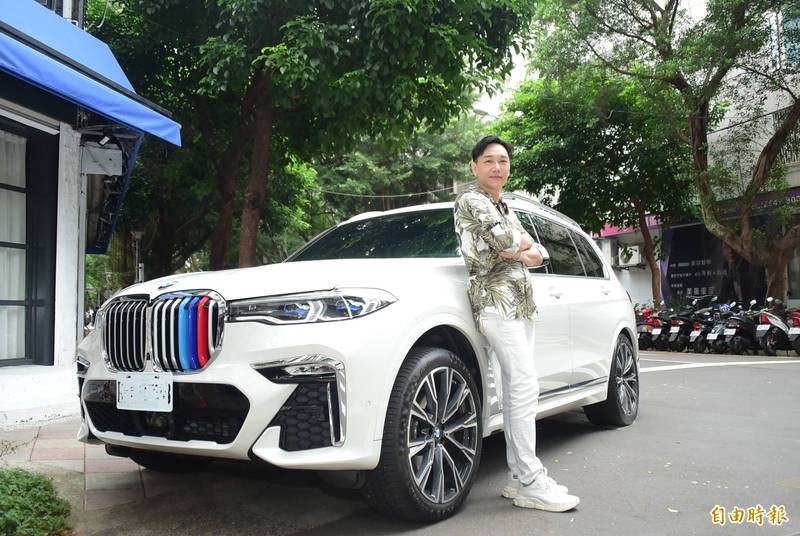 52歲的JC堃是醫美診所開業醫生，也是樂壇資深新人。（記者胡舜翔攝）