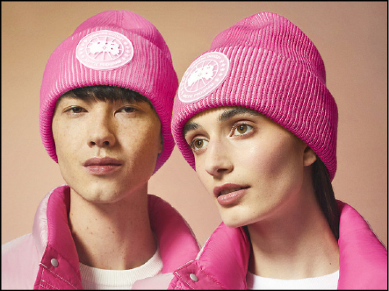 Canada Goose這一季的靈感來自北極花朵在雪中綻放的姿態，蝴蝶蘭色系的針織帽亮麗動人，Canada Goose X-RAY Frost系列羊毛針織帽（亮麗粉色），9,300元。