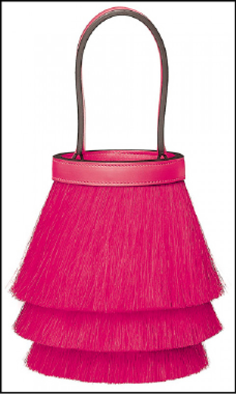 Hermes Toupet系列手提包，靈感源自1920年代的直筒連身裙，以鮮豔的蘭花洋紅馬鬃搭配同色系Swift小牛皮材質，由經驗嫻熟的工匠手工接合，再細心剪裁出豐潤層次。416,400元。