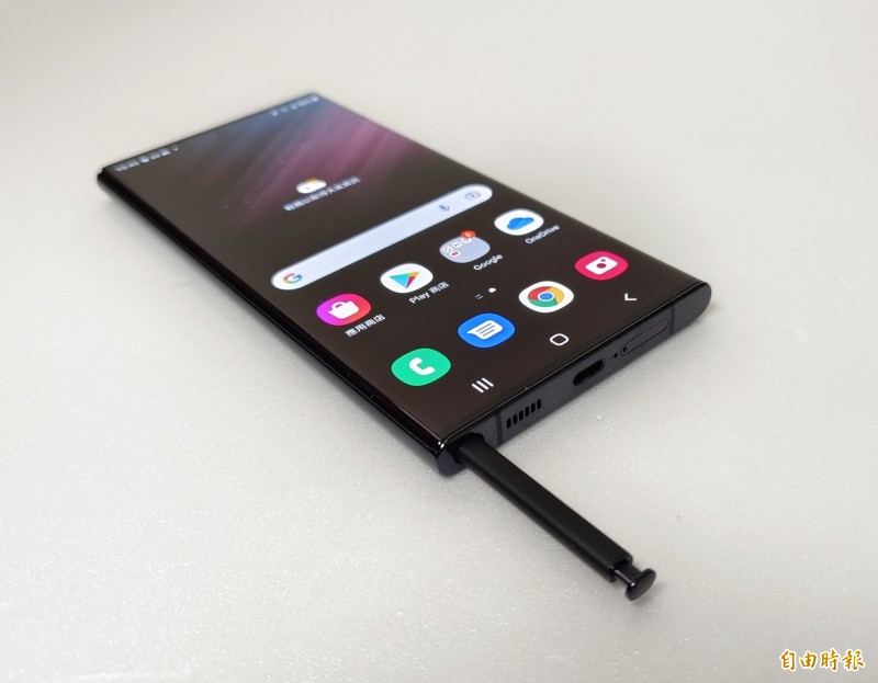 S22 Ultra是首款內建S Pen的S系列。(記者吳佩樺攝)