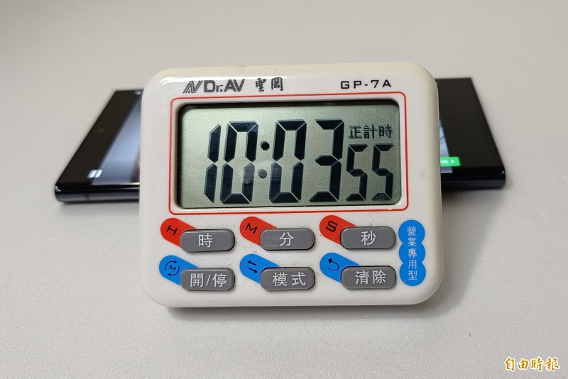 三星S22 Ultra充飽電續航力可連續觀看影片10小時。(記者吳佩樺攝)