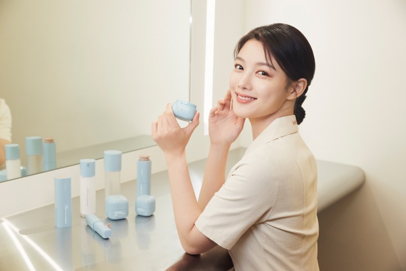 金裕貞透露每日的基礎保養，少不了保濕這一步。（蘭芝提供）