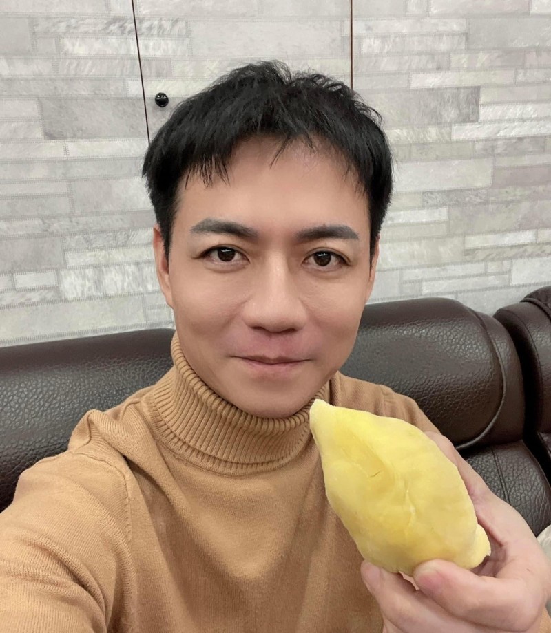 陳隨意手拿榴蓮的照片，遭到廠商惡意盜用。（翻攝臉書）