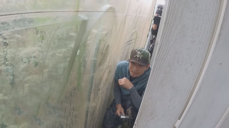 孫協志在《飢餓遊戲》躲貓貓深藏夾縫慘被蚊子叮爆。（中視提供）