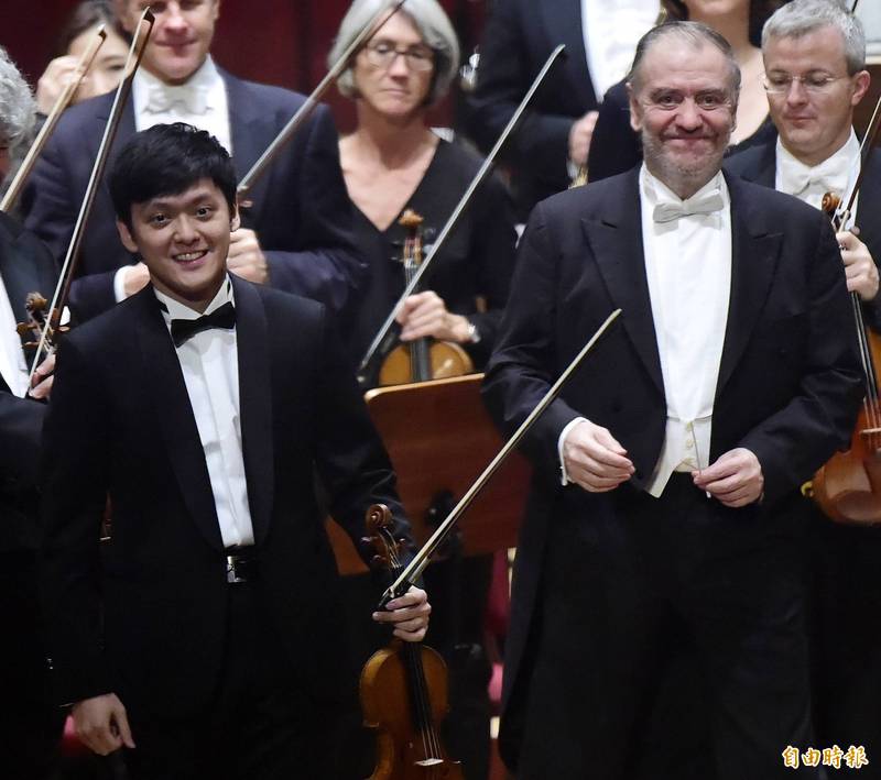 葛濟夫（右）曾率慕尼黑愛樂與曾宇謙（左）演出。（資料照，記者潘少棠攝）