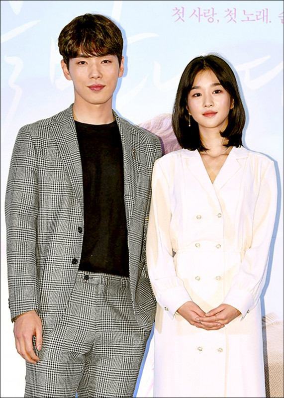 徐睿知（右）去年遭爆料對前男友金正鉉有極強控制慾。（翻攝自推特）