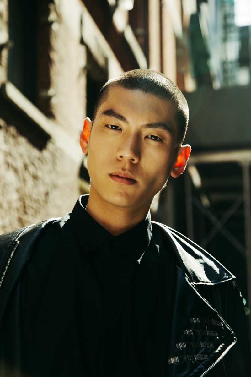 杜威推出新歌《阿門南無阿彌陀佛》，訴說對信仰宗教的迷惘。（杜威提供）