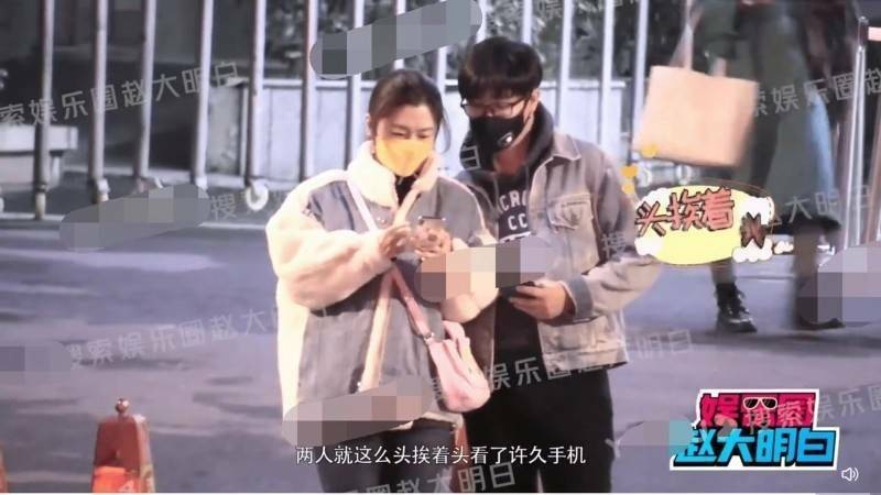 被狗仔直擊身旁出現護花使者，Selina（左）大方認愛。（翻攝自微博）