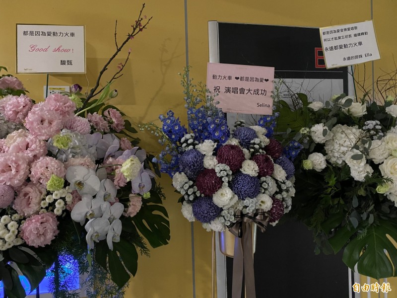 Ella送給動力火車的花（右起）還有Selina、田馥甄送的花藍並列一起。（記者陳慧玲攝）