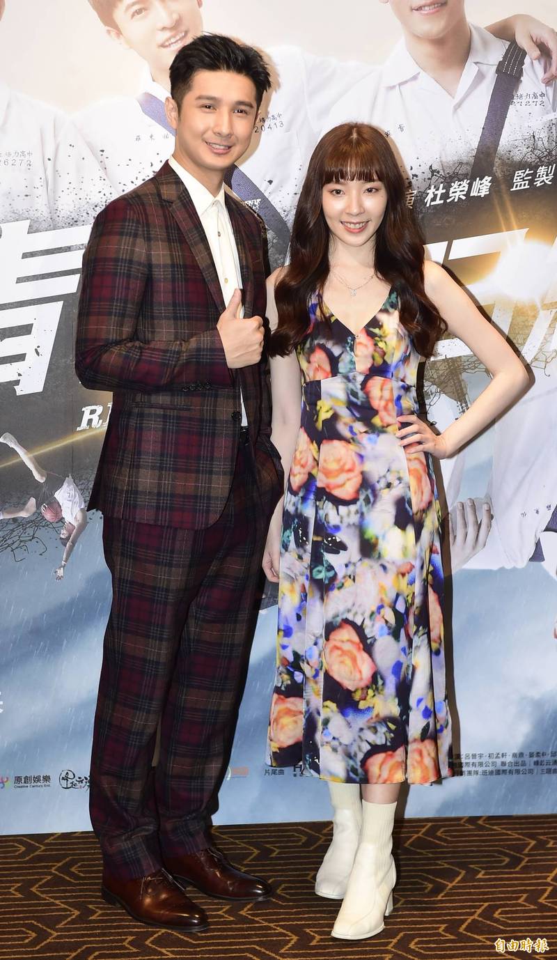 黃琳媛（右）片中飾演大姐頭，邱品程則是跋扈的公子哥兒。（記者潘少棠攝）