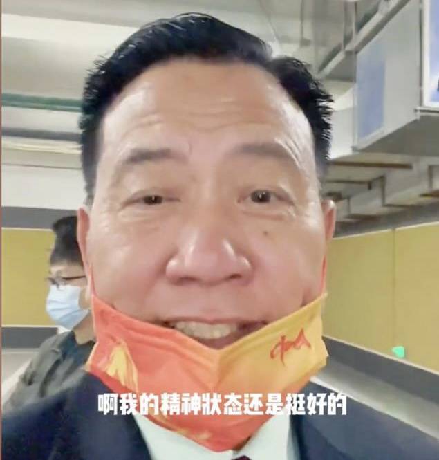 萬梓良飽受糖尿病之苦，滿臉皺紋，消瘦甚多，霸氣盡失。（翻攝自微博）