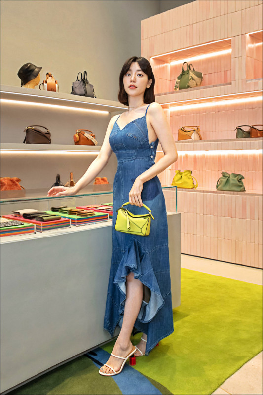 郭雪芙出席Loewe遠百竹北店開幕，穿丹寧荷葉邊洋裝57,000元、白色小羊皮指甲油造型高跟涼鞋36,000元，奇異果綠迷你Puzzle肩揹手提包69,000元。