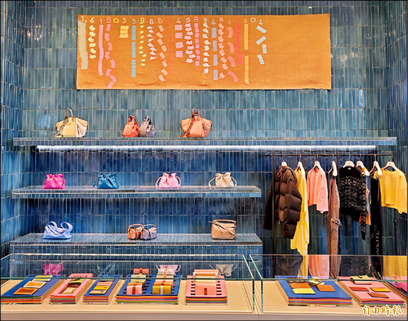 義大利超現實水彩畫家Giorgio Griffa為Loewe遠百竹北店量身訂製的畫作陳列在水彩感的磁磚牆面上。（記者王瀅娟攝）