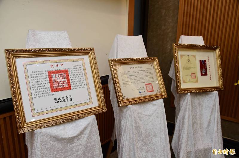 總統褒揚令，感謝唐川為客家文化的貢獻。（記者胡舜翔攝）