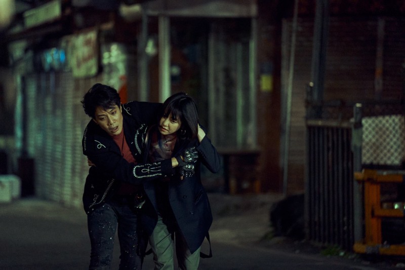 薛仕凌（左）在劇中看上了謝欣穎，決定拉著她到廢棄車廠和墳墓玩大冒險。（CATCHPLAY提供）