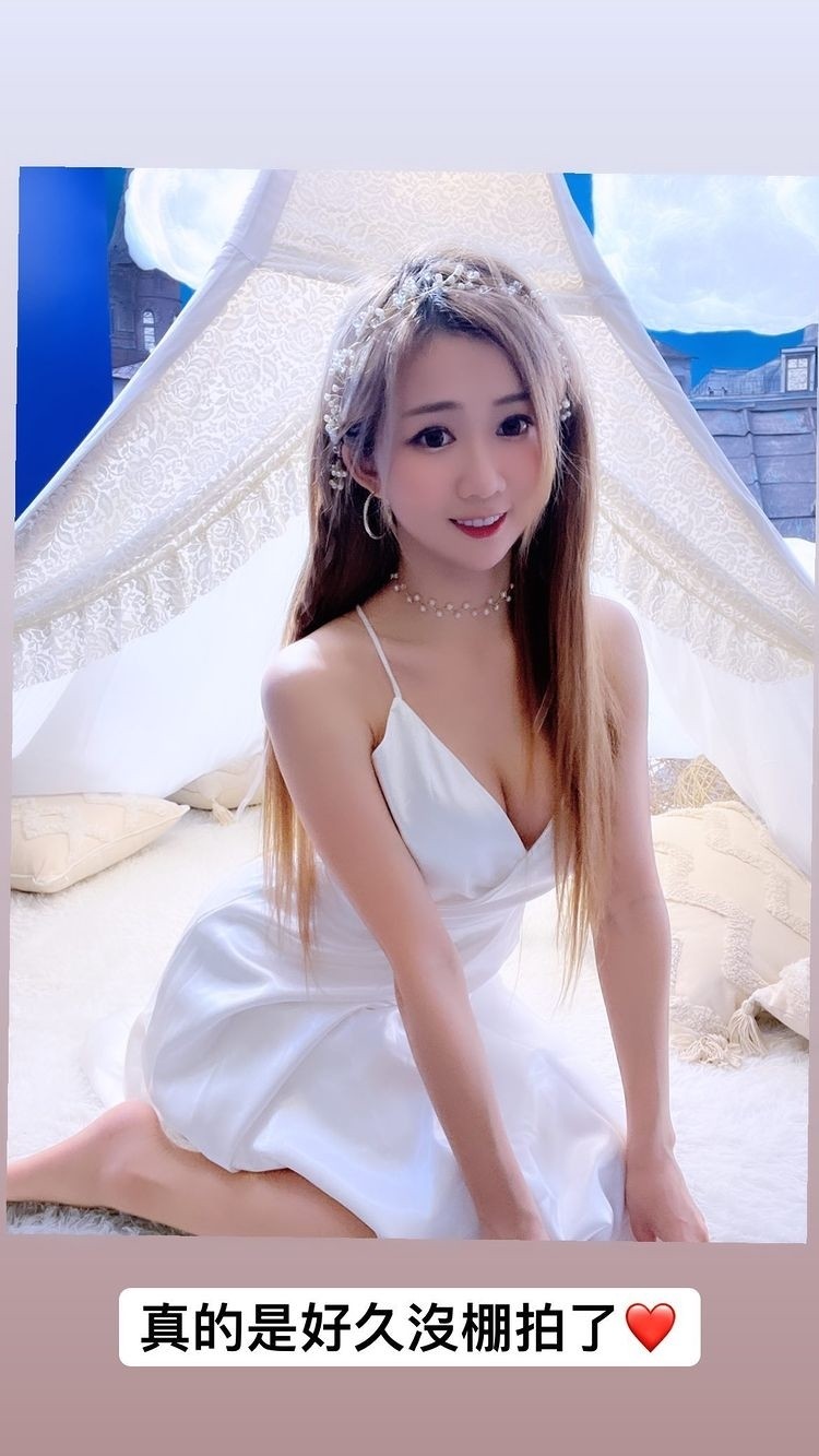 秀秀子深夜曬出性感照，辣洩胸前火辣春光。（翻攝自IG）