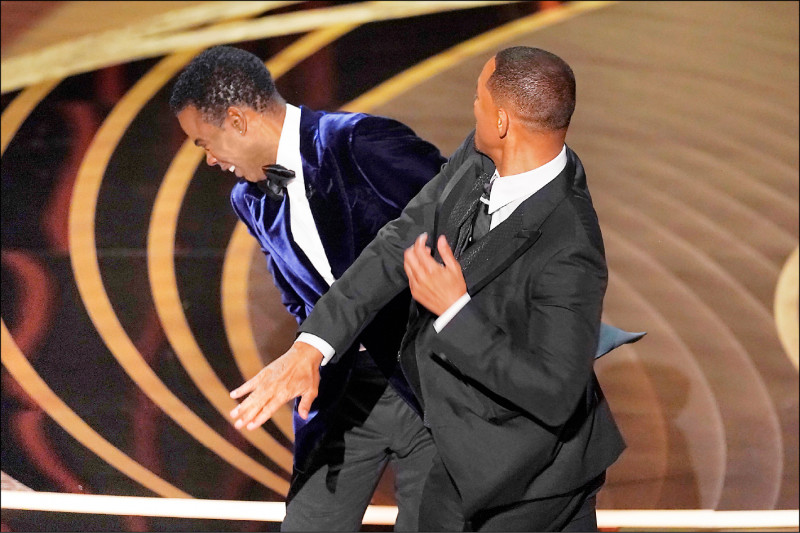 威爾史密斯上台怒甩頒獎人克里斯洛克巴掌。（美聯社）