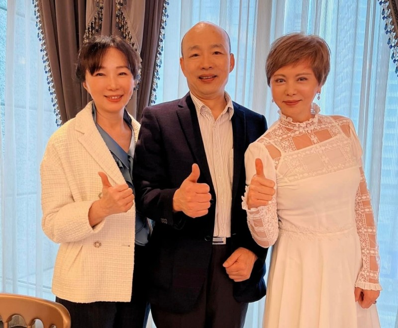 熊海靈（右起）po出和韓國瑜、李佳芬的合照。（翻攝自臉書）