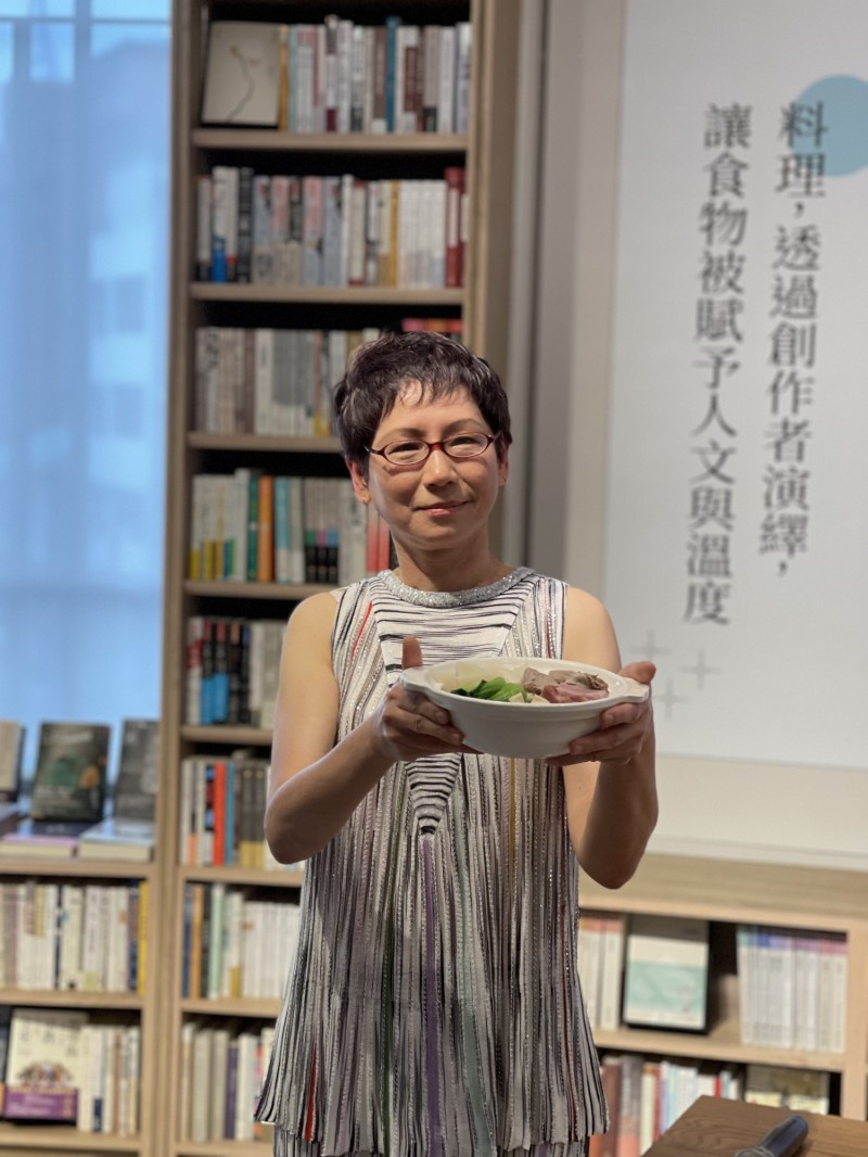 作家蔡珠兒推出厚工講究的家常菜「 醃篤鮮湯飯套餐 」。（記者凃盈如攝）