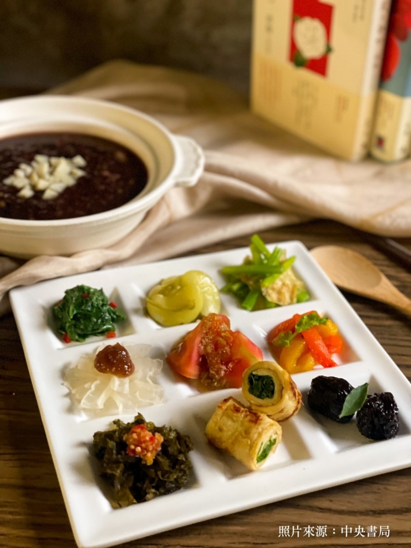 蔣勳推出「五行九宮蔬食料理」。（中央書局提供）